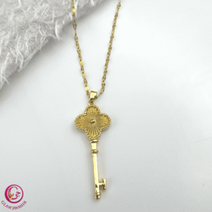 Accueil Chaîne Lucky Key en acier inoxydable doré avec pendentif en forme de clé.