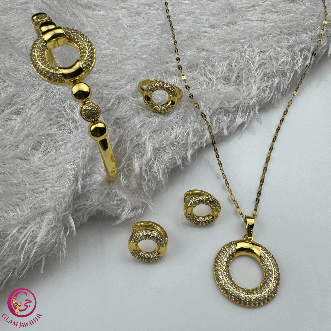 Parure Glam Éclat – Acier inoxydable doré Parure Glam Éclat en acier inoxydable doré composée de quatre pièces pour femme.