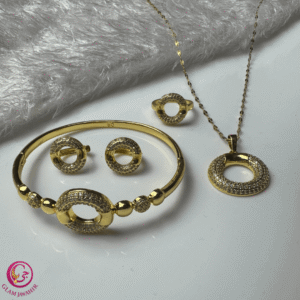 Accueil Parure Glam Éclat en acier inoxydable doré composée de quatre pièces pour femme.